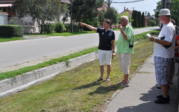 Kibélelték a Halasi út – Katona József utca sarkán lévő a vízelvezető árkot