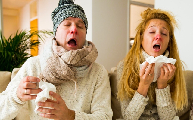Infografika: megfázás, influenza és koronavírus tünetei