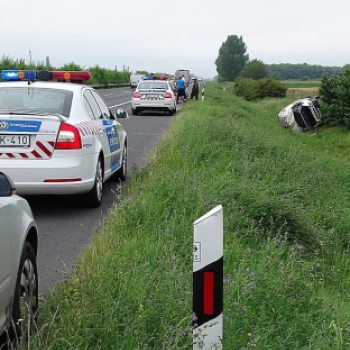 Defekt miatt borult árokba egy autó kecskemétnél