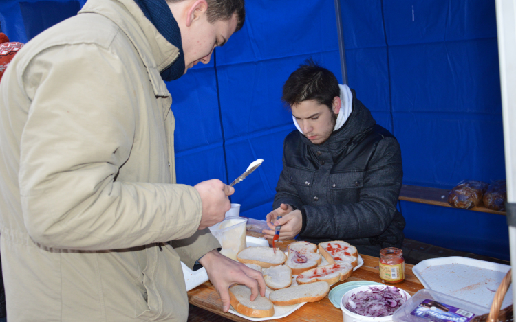 A szíveket is átmelegítette a forró tea