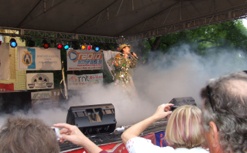 Csápoló tömeg a Szikora Robi koncerten