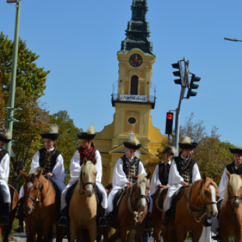 Szüreti felvonulás a Kossuth utcán