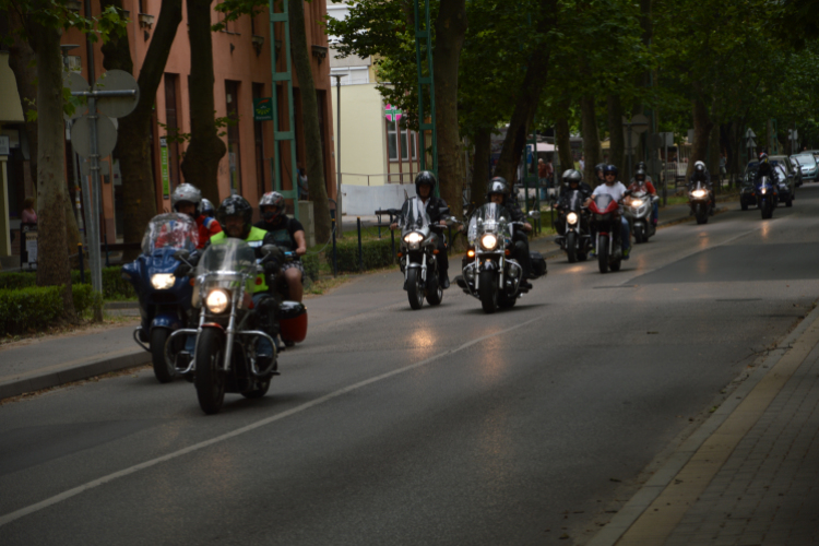 Zarándok motorosok felvonulása a Kossuth utcán