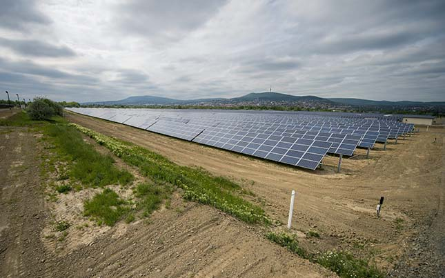 Átadták a tíz megawatt kapacitású pécsi naperőművet