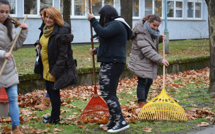 A kossuth-os diákok lelkesen szépítik a főutcát