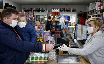 Koronavírus: egyre fegyelmezettebbek a magyar vásárlók