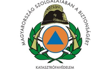 Tehergépjármű felborult fel a Tegez utcában