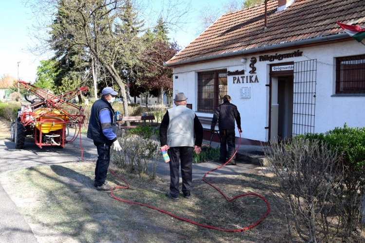 Folyamatosan fertőtlenítik a közterületeket Petőfiszálláson