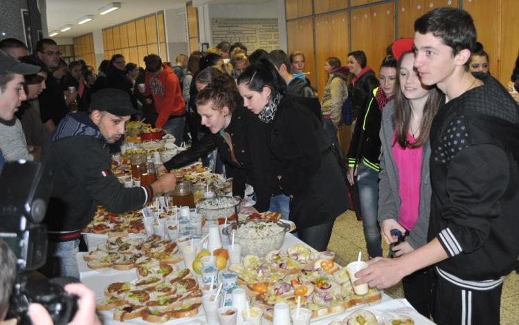 Terített asztal a mezőgazdasági iskolában az Élelmezési Világnapon