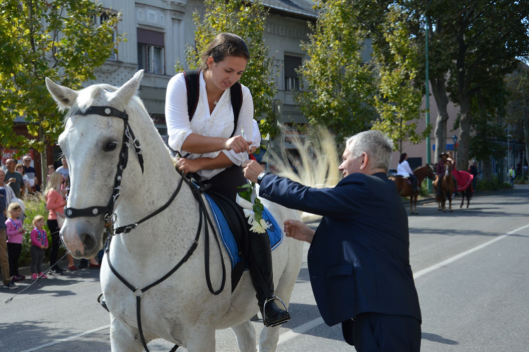 Szüreti felvonulás és borszentelés Kiskunfélegyházán