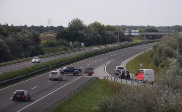 Az utóbbi időszak egyik legdöbbenetesebb balesetét rögzítette az M3-as autópályán az Magyar Közút kamerája - videó