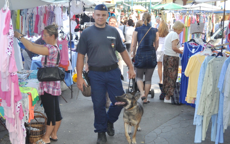 A piacnál teljesít ma szolgálatot Kena