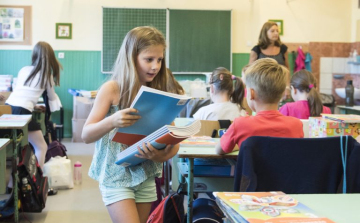 Ma véget ér a vakáció, hétfőn kezdődik az iskola