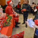 Gitározott és énekelt a Mikulás a gyerekeknek