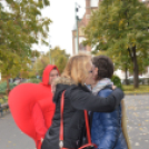 Forró teával és öleléssel várták a járókelőket