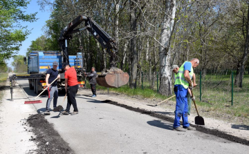 Folyamatosan zajlanak az útburkolat javítási munkák Petőfiszálláson