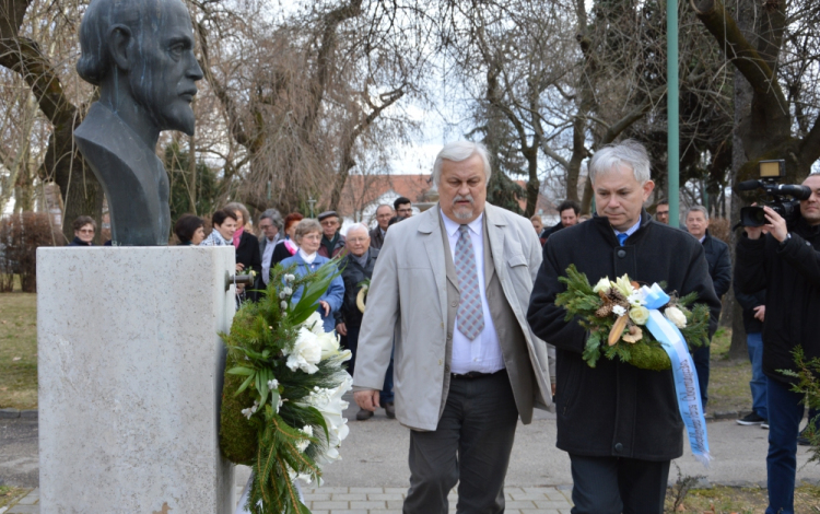 131 éve született Holló László