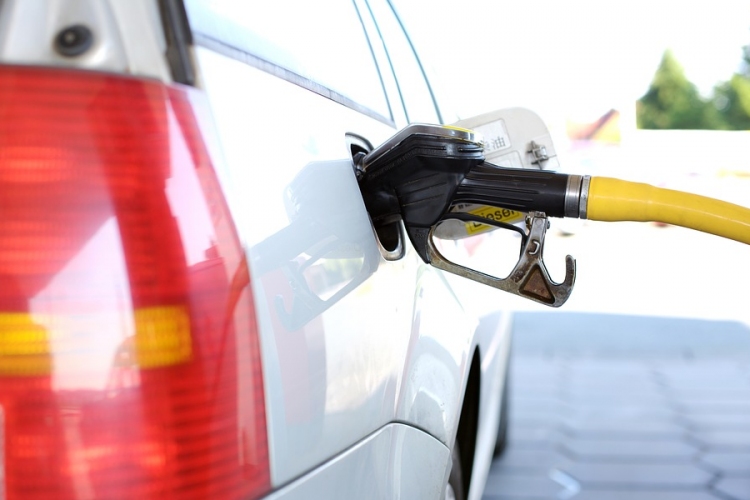 Közel a lélektani határ - Emelkedett az üzemanyagok ára