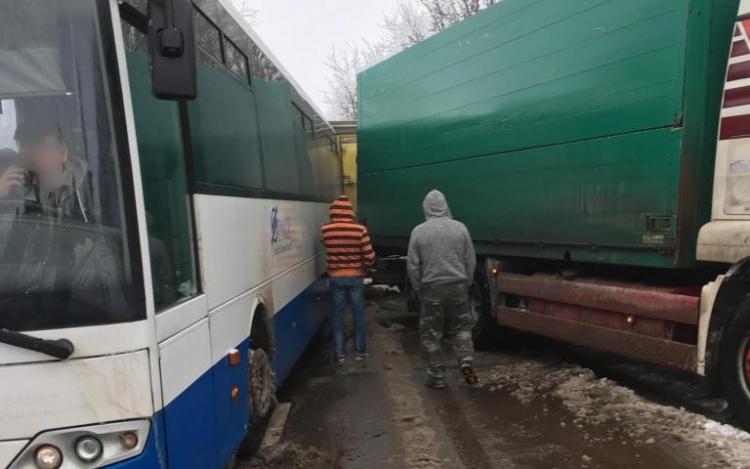 Autóbusz és kamion ütközött össze a kunszállási vasúti átjárónál