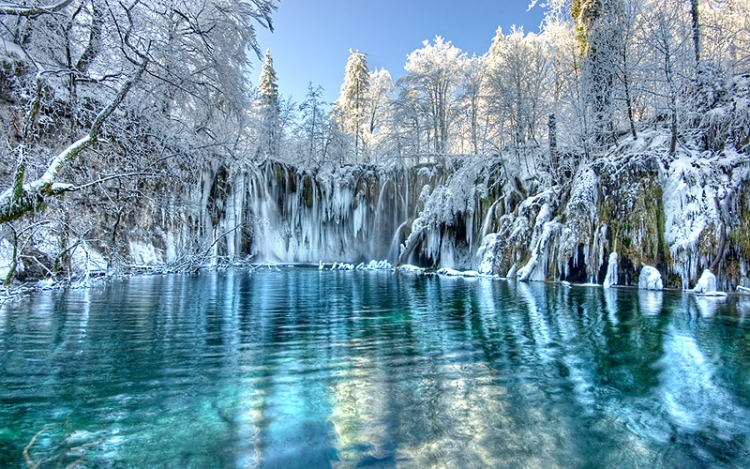 Lélegzetelállító felvételek: téli utazás a Plitvicei-tavaknál
