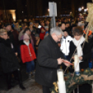 Fellobbant a harmadik gyertya lángja városunk adventi koszorúján