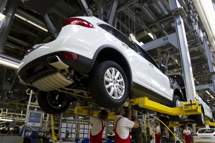 Már megint a Volkswagen: most 91 800 balesetveszélyes autót hívnak vissza