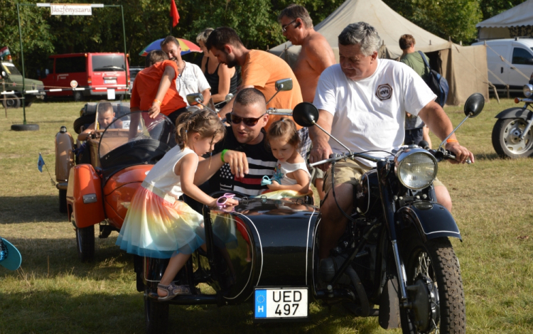 Dübörögnek a veterán katonai és az oldalkocsis motorosok a Parkerdőben