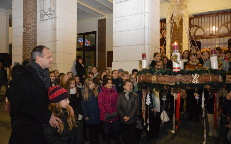 Fellobbant az adventi koszorú első gyertyalángja