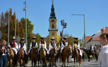 Traktorral, lovaskocsikkal, nyeregben vagy szőrén lovagolva vonultak fel