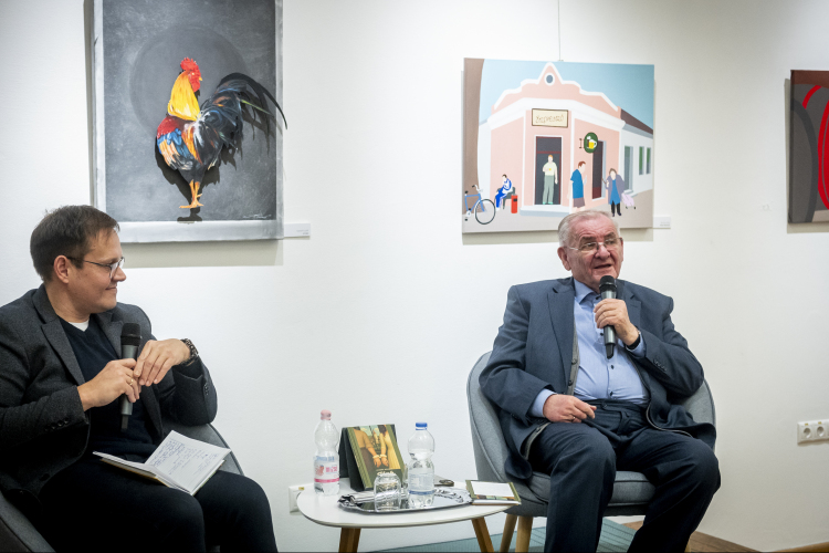 Bemutatták Lezsák Sándor legújabb művét a Petőfi Sándor Városi Könyvtárban