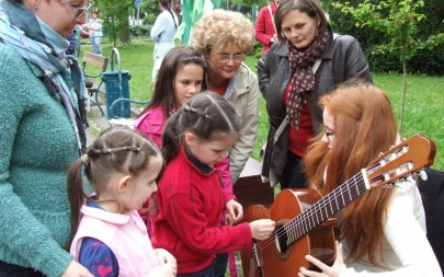 Így zenélünk, táncolunk, rajzolunk mi