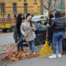 A kossuth-os diákok lelkesen szépítik a főutcát