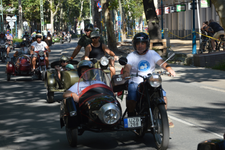 Végigdübörögtek az Oldalkocsis Motoros Találkozó résztvevői a Kossuth utcán