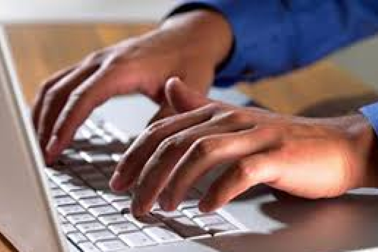 Középiskolára megnő a veszélye az internetes zaklatásnak