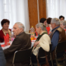 Stílusosan piros szegfűvel köszöntötték a hölgyeket