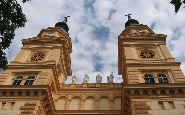 Bezárul a templomok kapuja is