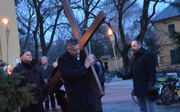 Keresztúttal emlékeztek meg Jézus Krisztus szenvedéseiről