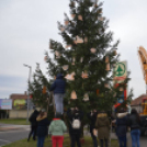 Lelkesen díszítették a fiatalok a lakótelep karácsonyfáját