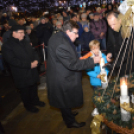 Fellobbant városunk adventi koszorújának második gyertyájának lángja