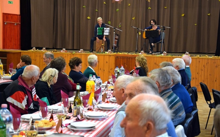 Zenés vacsoraesttel köszöntötték az időseket Petőfiszálláson