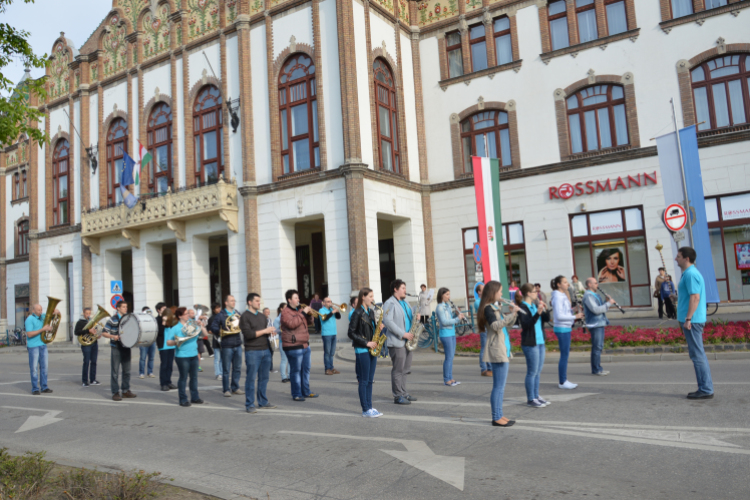 Zenés ébresztővel indult május elseje