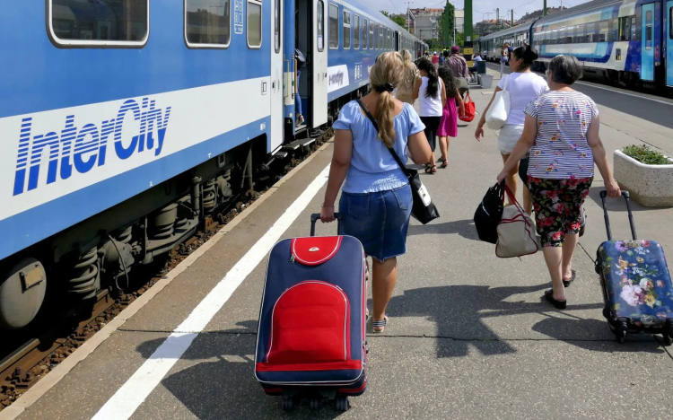 Több kocsival járnak az IC-vonatok az ünnepi hétvégén