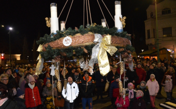 Fellobbant a harmadik gyertyaláng városunk adventi koszorúján