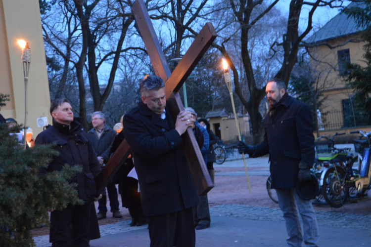 Keresztúttal emlékeztek Jézus szenvedéseiről