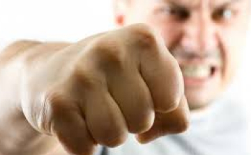  Brutálisan bántalmazta az anyát és fiát