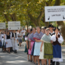 Néptáncosok sora kígyózott a platán fák árnyékában