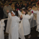 Lángra lobbant az adventi koszorú harmadik gyertyája is