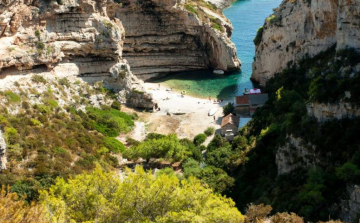 A Stiniva-öböl lett Európa legszebb tengerparti strandja!