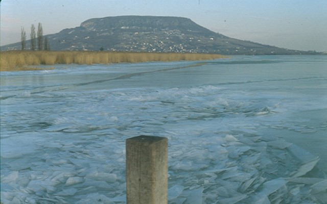 Mentés a Balatonból: beszakadt a jég egy férfi alatt Siófoknál