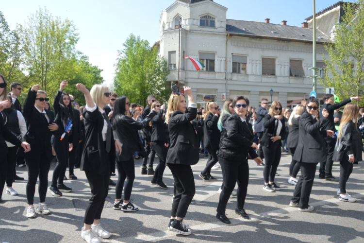 Bolondballagás Kiskunfélegyháza főutcáján